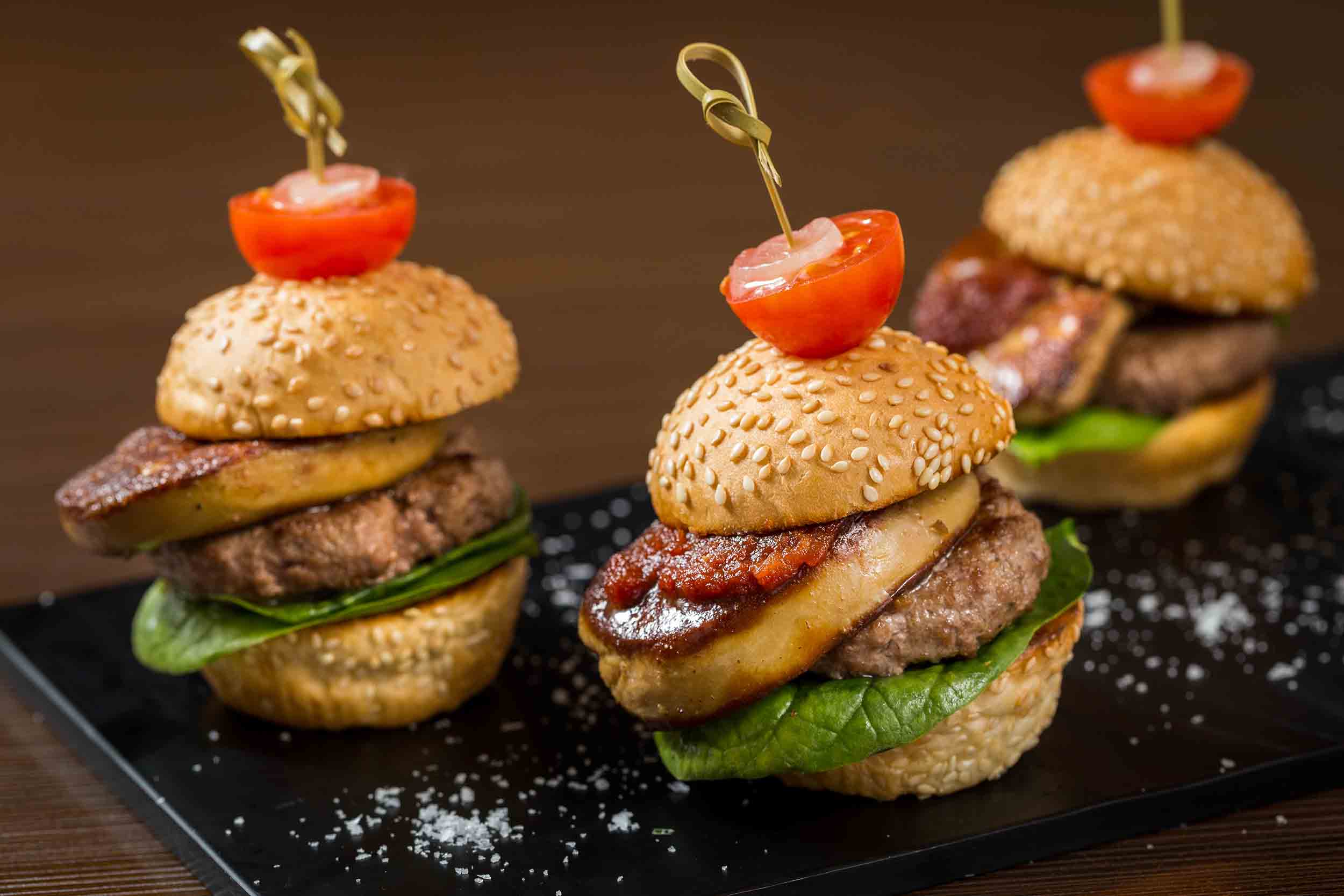 nwmhk_mini-foie-gras-burger-with-red-onion-jam-and-baby-spinach-%e8%bf%b7%e4%bd%a0%e9%b5%9d%e8%82%9d%e6%bc%a2%e5%a0%a1%e4%bc%b4%e7%b4%85%e6%b4%8b%e8%94%a5%e9%86%a4%e5%8f%8a%e8%8f%a0%e8%8f%9c%e8%91%89_