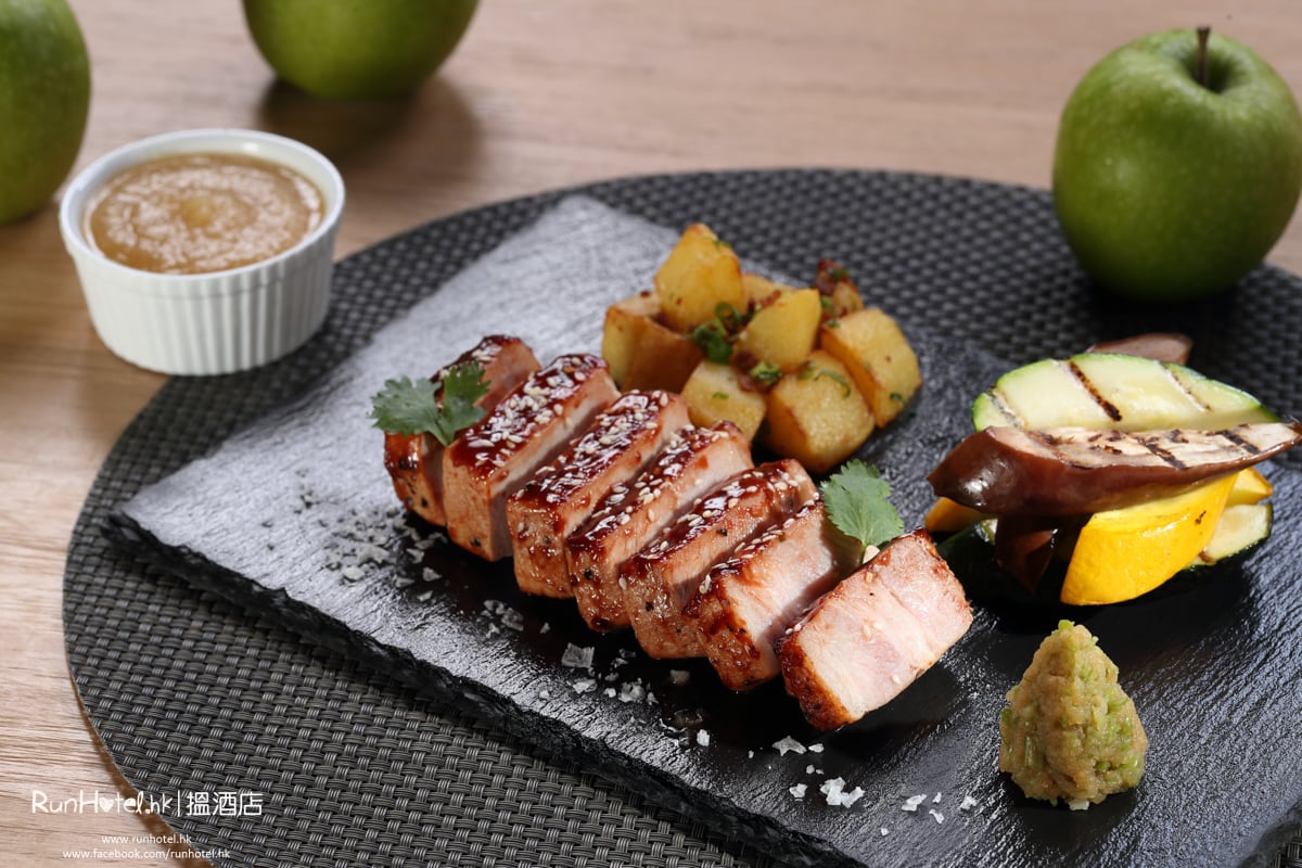 barbecued pork loin with apple sauce