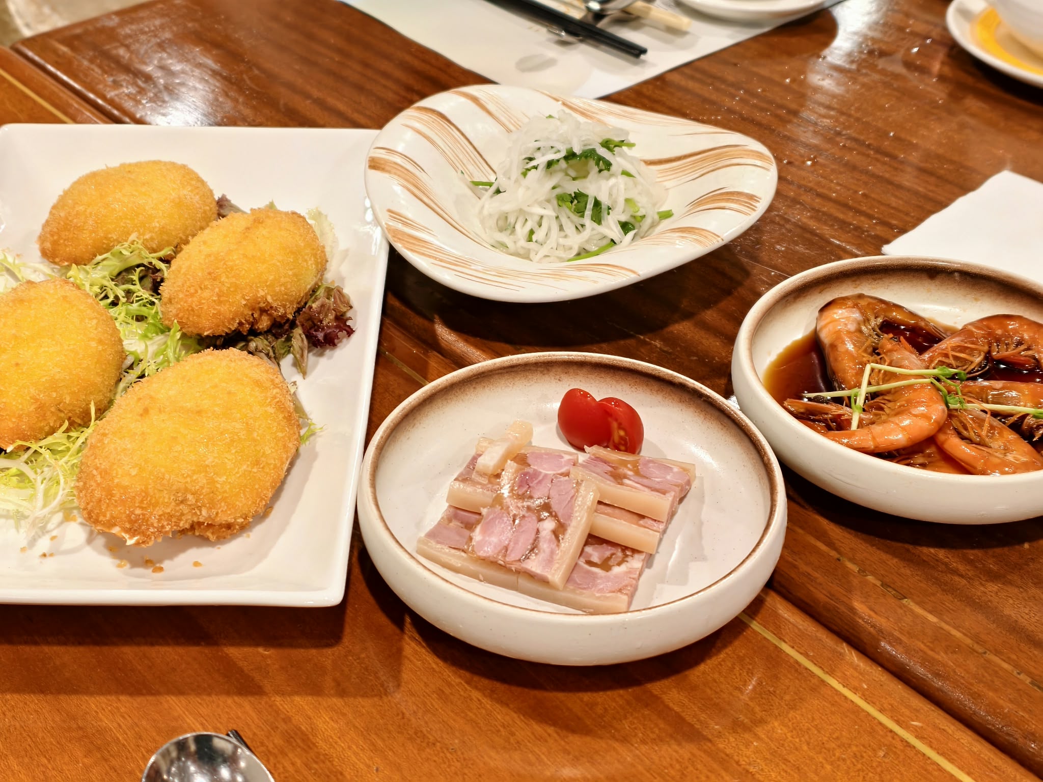 手工鮮拆蟹肉焗釀蟹蓋與餐前小食